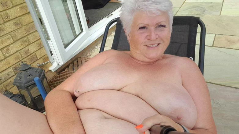 Uk Joolz: नग्न बगीचे में खेलने का समय