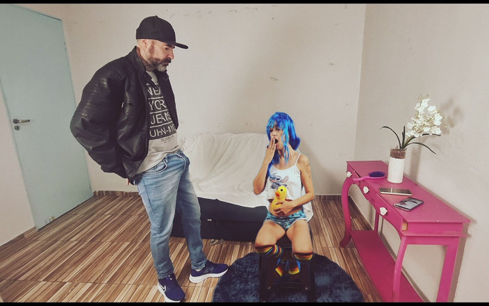 FannySquirting: 새아빠가 내가 머리 빗을 때마다 다가와!