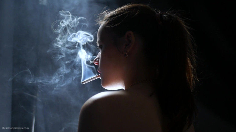 Russian Smokers: Topless brunetka pali w dramatycznym dymie