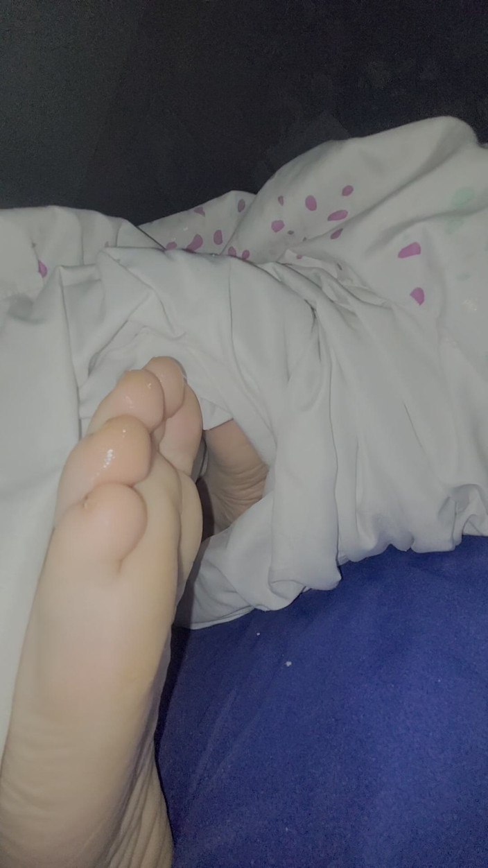 On cloud sixty nine: 침대에서 마누라의 발에 핥기