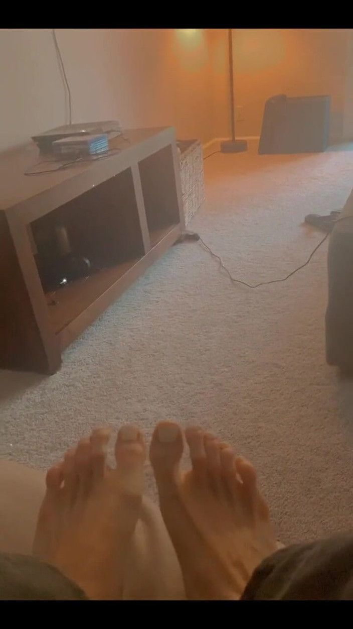 Tia Tizzianni Productions: Lily demure pamer kaki dan kakinya