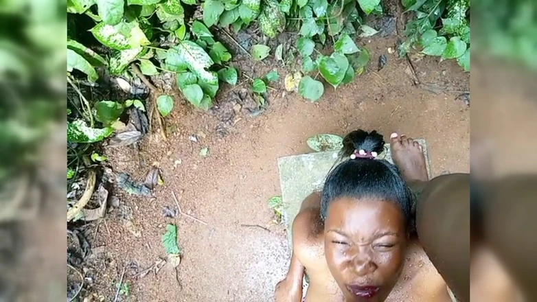 Samantha Johnssons: Rowena nhận được vòi hoa sen vàng trong công viên