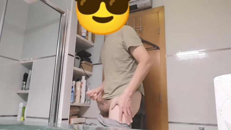 Rafael Torreano: 热辣光滑的内衣男人在浴室里撸管并高潮