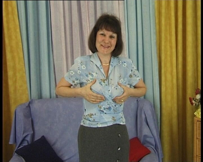 YOUR FIRST PORN: Hausfrau Janine - Geil AuF Muschi Rasieren und Dildospiele - Janine, femme...