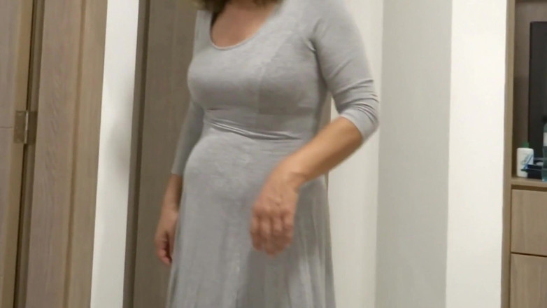 Ardientes69: Meine frau zieht ihr kleid hoch, um ihren tanga und...