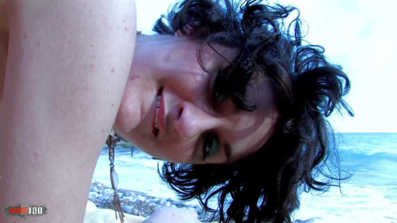 MMM100: Francesa morena fodendo cu na praia por um pau grande