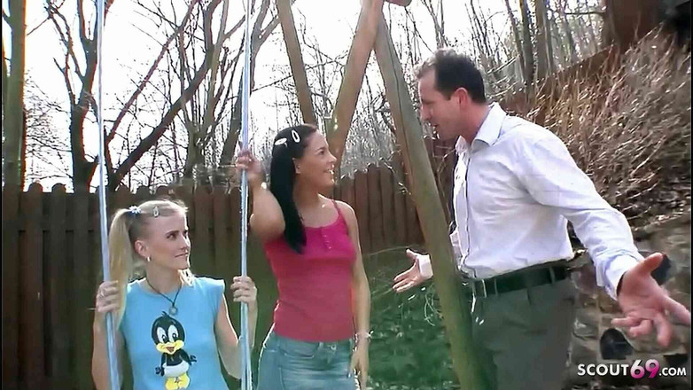 Full porn collection: FFM 쓰리섬에서 늙은 남자에게 첫 애널 섹스를 하는 두 명의 겸둥이 십대