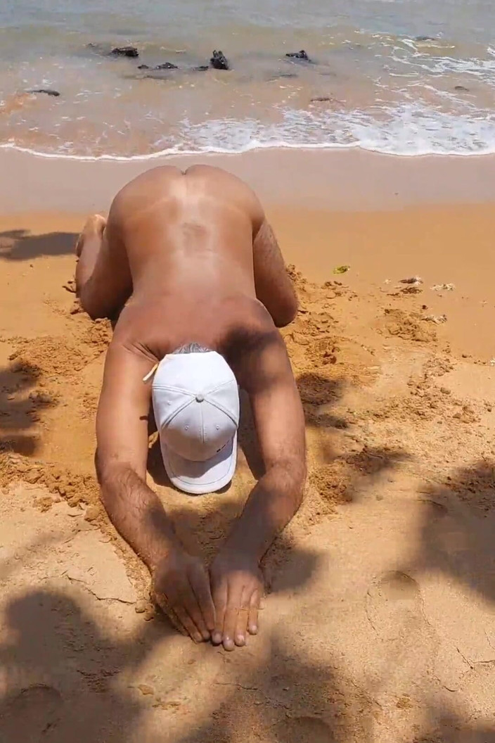 Ladysilvas: Ladysilva pamer pantat bahenolnya di pantai sambil bugil