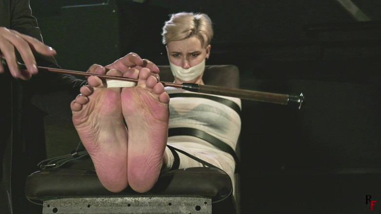 RF studio: Bastinado und Fußqual für Astrid in Mumifizierung