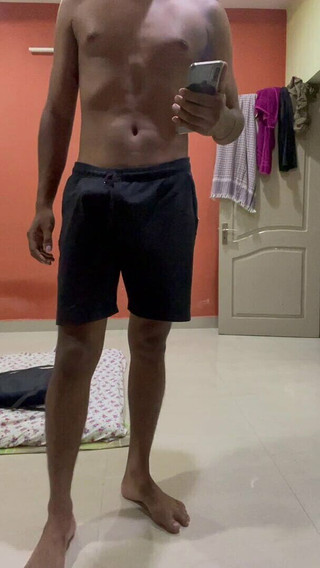 John Richard: Gran polla dentro de los pantalones cortos