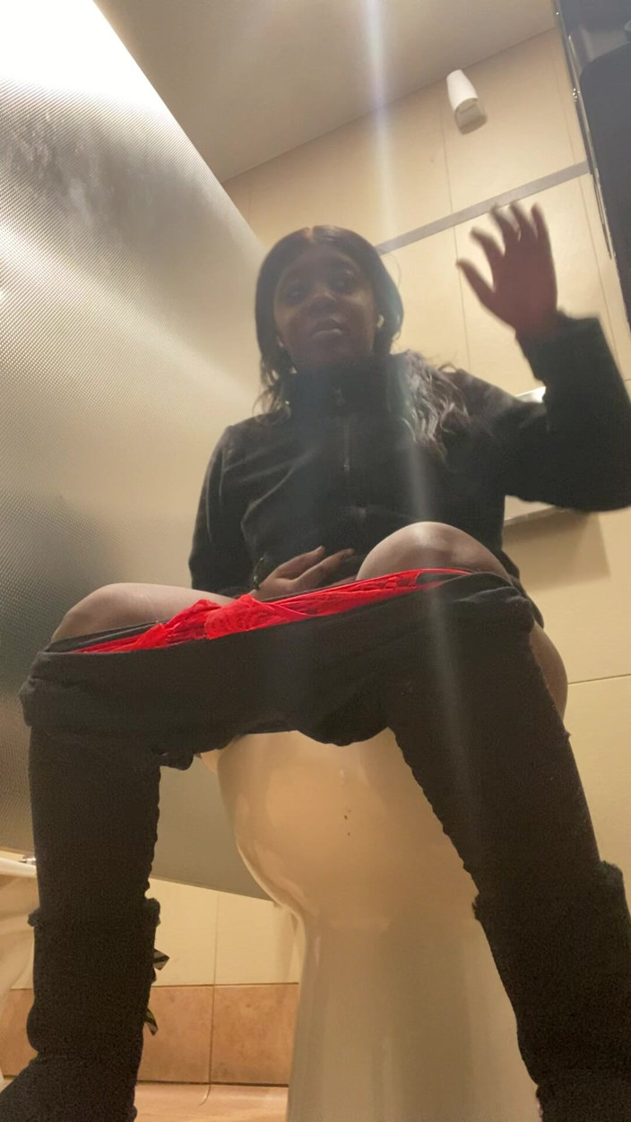 ALLIYAH ALECIA: Em Público No Walmart Wet Ass Pussy