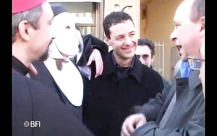 Bizzar hardcore party: Une Italienne adoptée suce une bite et baise en bas.