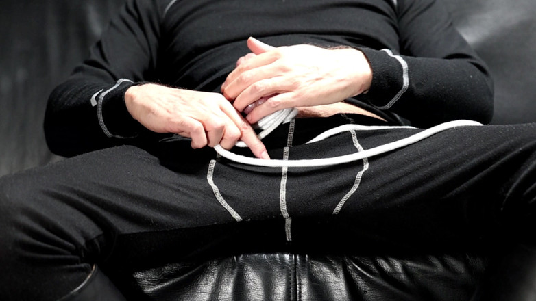 Boototternl: Tati se joacă cu cizmele lui de poliție de piele...