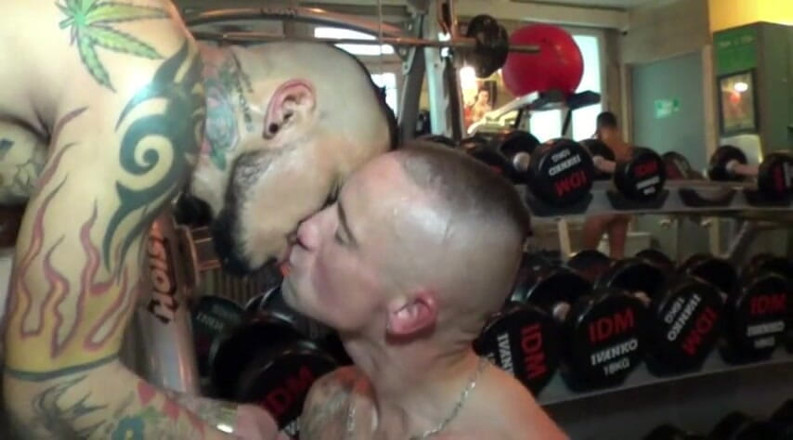 Gaybareback: XXL top fuck bareback a gay and creampie