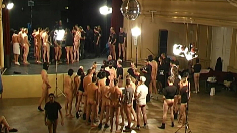 German Hardcore Gangbang: Brunetka dziwka dostaje jej twarz pokryta spermą podczas intensywnego gangbang...