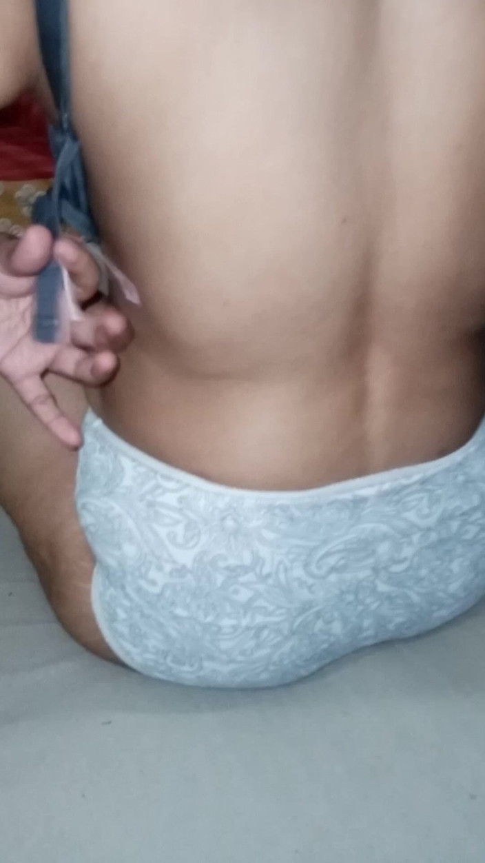 Yasmeen: 我穿着胸罩达到高潮