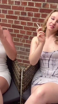 Dua dewi, rokok mereka, penghinaanmu