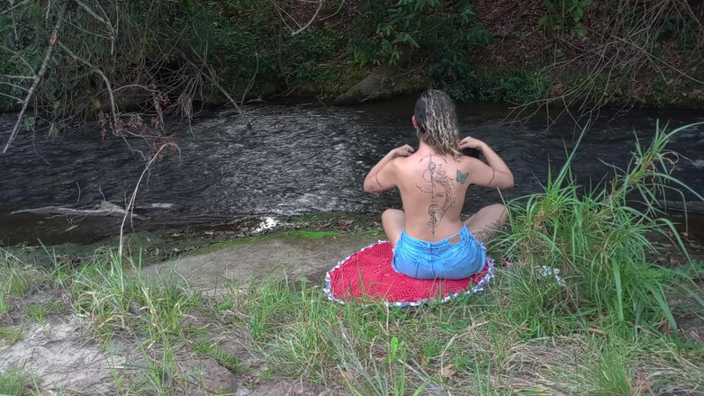 Victor SweetCoupleStories: Pertemuan dengan orang asing di air terjun berakhir dalam seks.