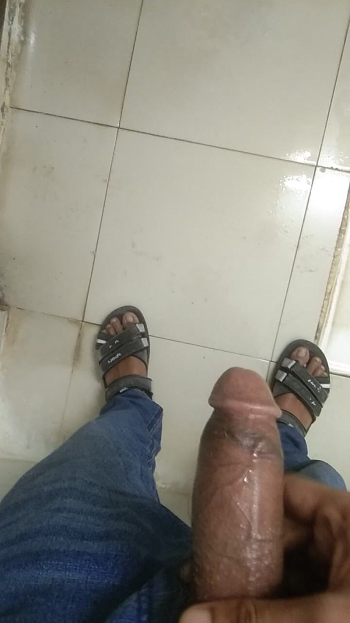 Viral_tiktokar: I Went to the Office Bathroom and Hit My Hand...