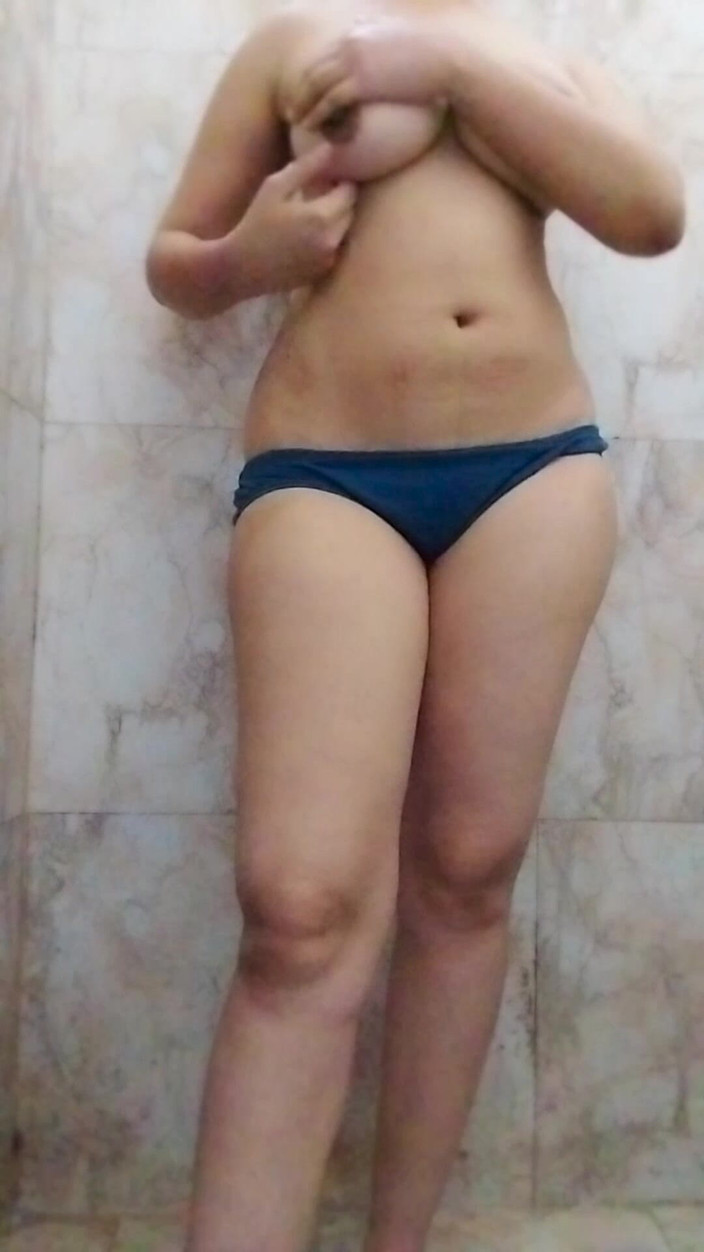 Riyathakur: Indisches heißes dorfmädchen reifung