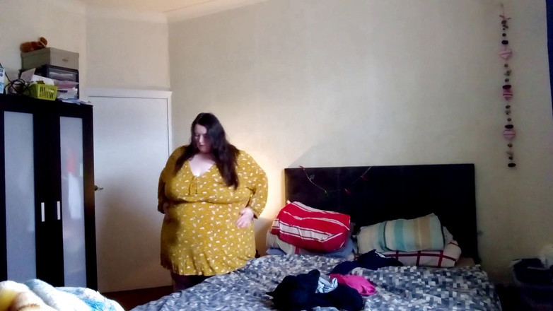 SSBBWLadyBrads: BBW SSBBW bedroom stripping