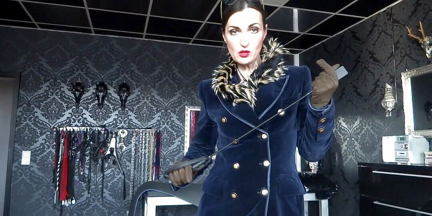 Lady Victoria Valente: Çizmelerime boşal oğlum ve benim için mızmızlanıyor!