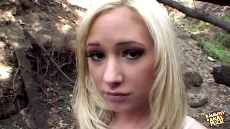 Naughty anal fuck: Zdradzająca blondynka pozostawia swojego mężczyznę, aby bawić się analnie na świeżym...