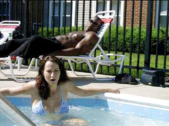 Sara Swirls Interracial Cuckold Erotica: Великий чорний член біля басейну