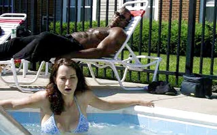 Sara Swirls Interracial Cuckold Erotica: 泳池边的大黑屌