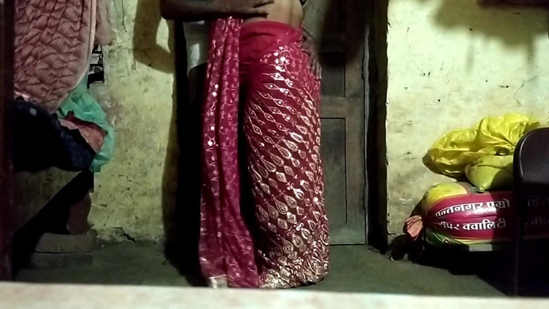 Desi_bhabhi121: Giovane coppia indiana si bacia