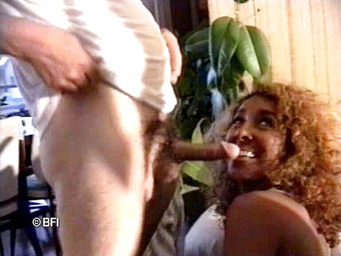 Hardcore Lovers: 黑人女孩在这个复古录像带中吮吸鸡巴。