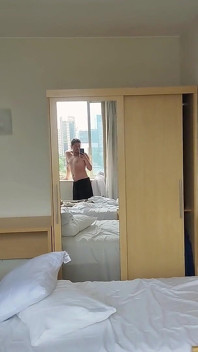มี แสดงของในห้องเพื่อให้เพื่อนตรงของฉันสังเกตเห็นฉัน