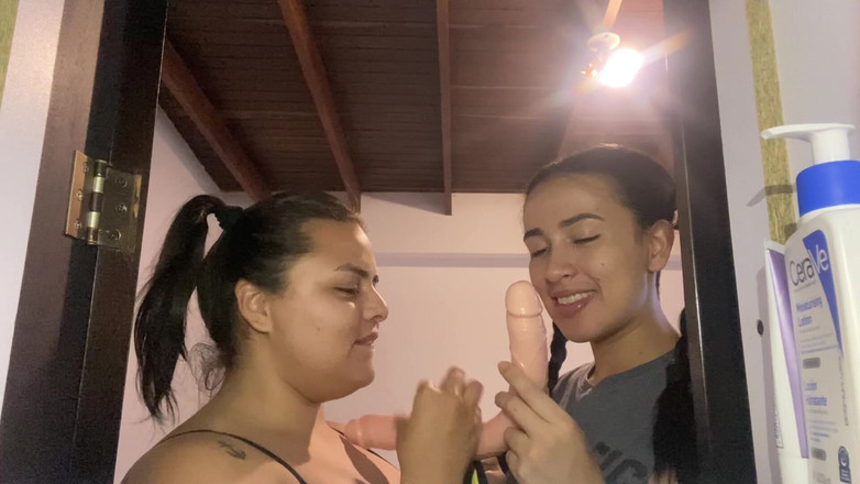 zoemelissa: Najdete své služky, které si hrají s hračkou.