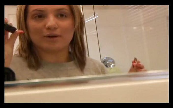 Solo Austria: Gesicht schmink im badezimmer