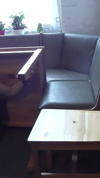 Desta vez, a escrava Luci é levada com força - presa à mesa da cozinha na cozinha