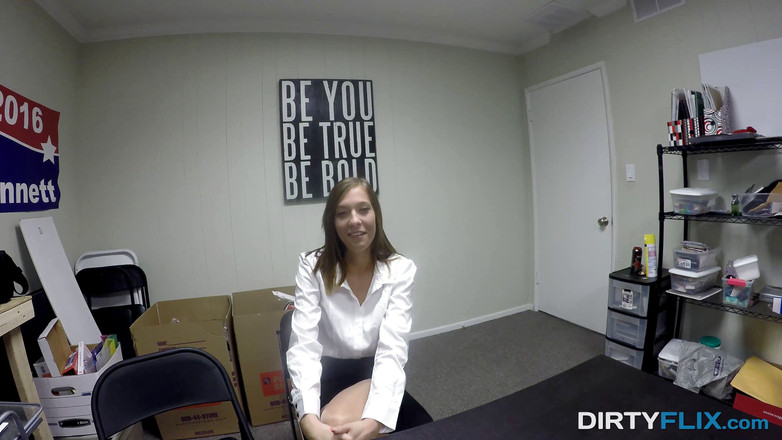 Spy Pov: Harvard mezunu bir iş için sikiliyor