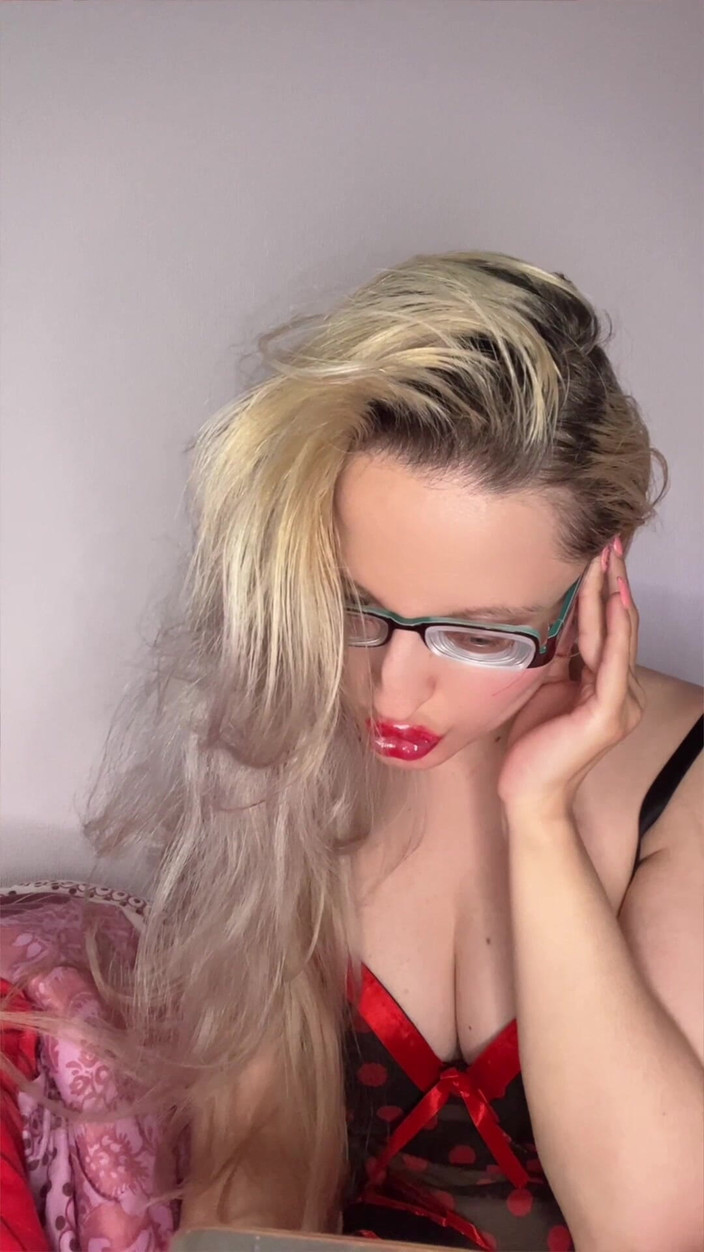 FinDom Goaldigger: 私のヤリマンビッグレッドリップスと口紅パワー