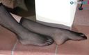 Best Nylon Feet Videos: 华丽的黑发与纹身展示她的脚在渔网袜