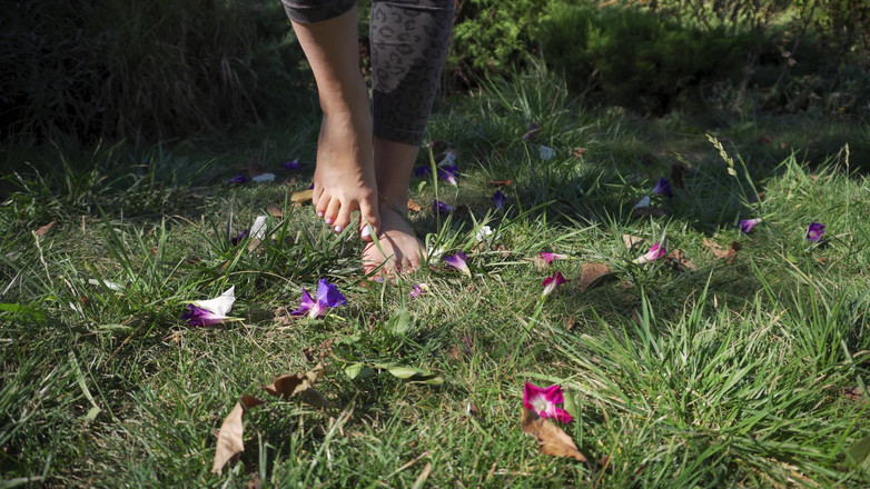 Teasecombo 4K: Schiacciare fiori a piedi nudi nell'erba