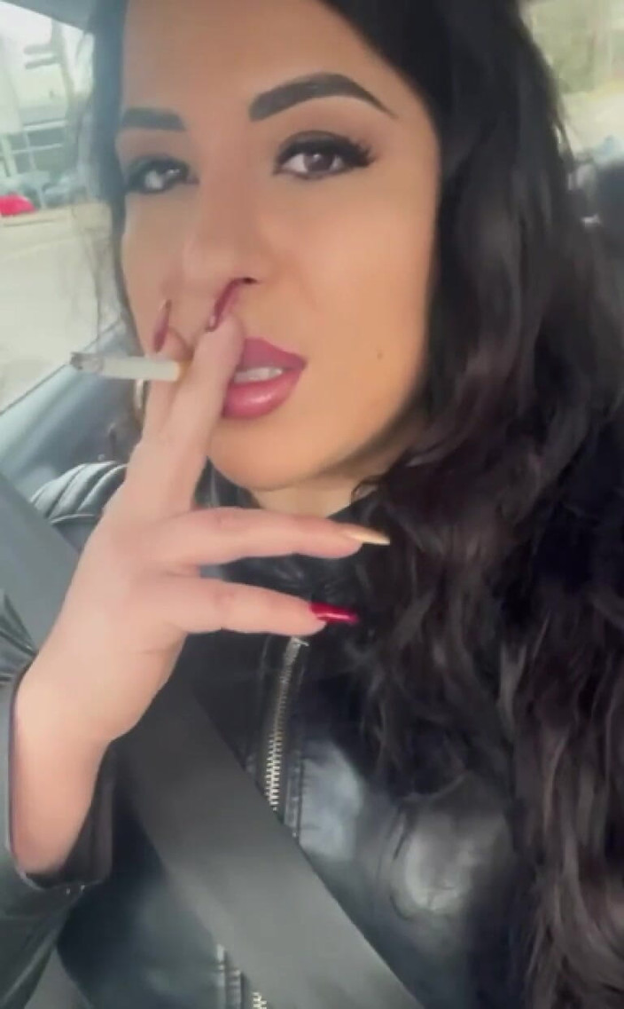 LadyAyse5: 熟女女主人吸烟