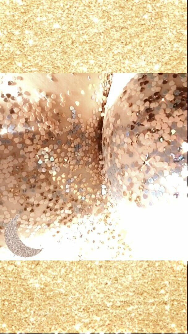 The queen of Satan: Mijn glanzende grote borsten