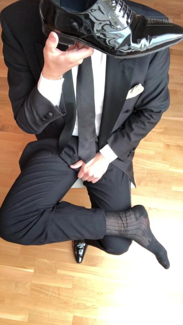 Master Shiny Shoes: 穿着黑色西装打手枪