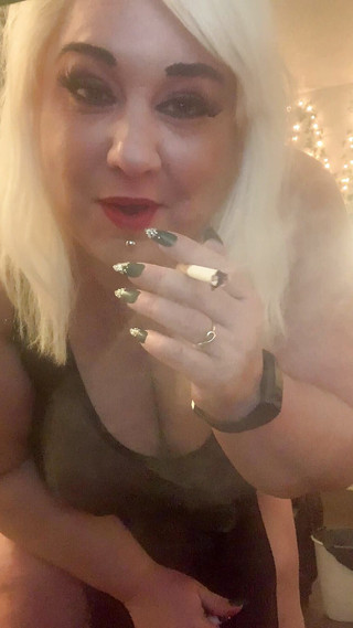 BlancaGirlBBW: Sexy grandota se masturba y fuma en newports