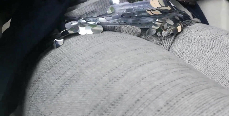 Nicoletta Embassi: 我在花园里展示我的奶子，然后在我的紧身裤里撒尿