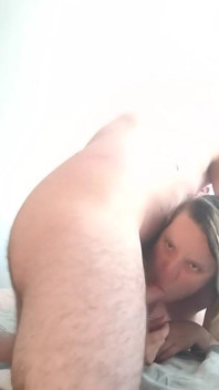 Ela Chupa Um Pau Longo Na Câmera Para O Marido Corno