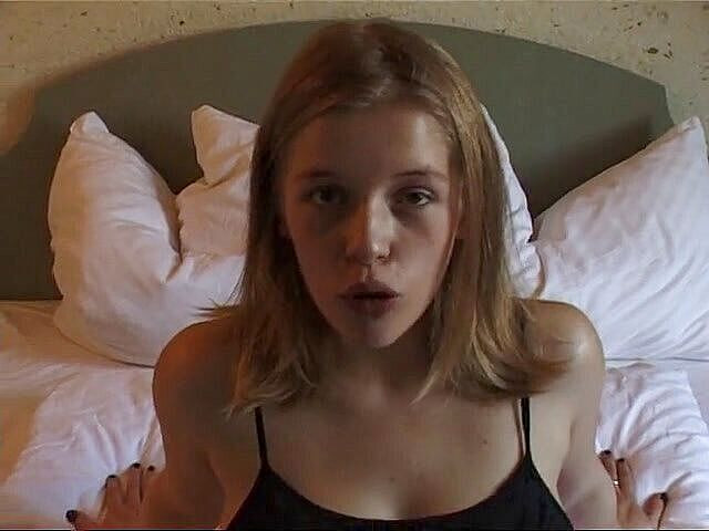 Lucky Wankerz: Prsatá kočka masturbuje s prsty