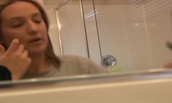 Solo Austria: Face make up in the bathroom