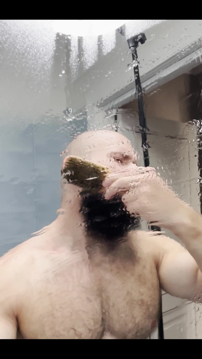 Mister Stone: Saya sangat panas bahawa walaupun mandi menjadi basah