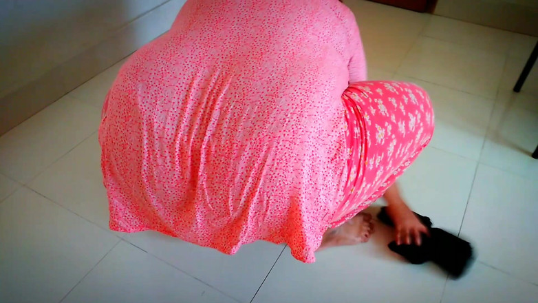 Aria Mia: デジの義母は、ダイニングルームを掃除しているときにテーブルの下に立ち往生します。