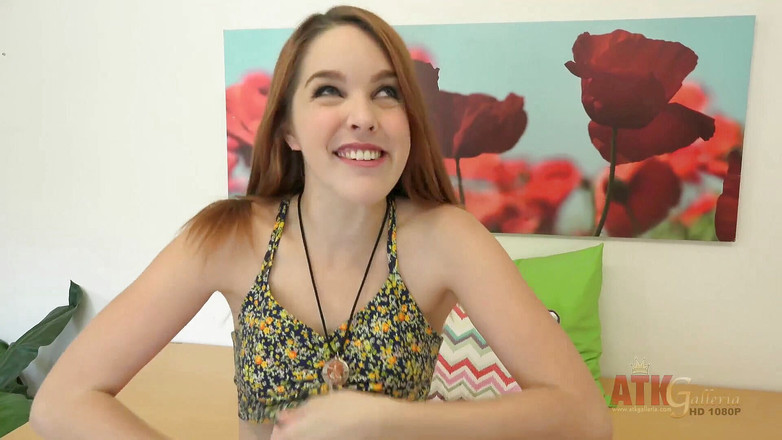 ATKIngdom: Het rödhårig Aarmana Miller rör vid sig själv